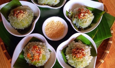 Khuc cake (banh khuc), a traditional food of Hanoian.